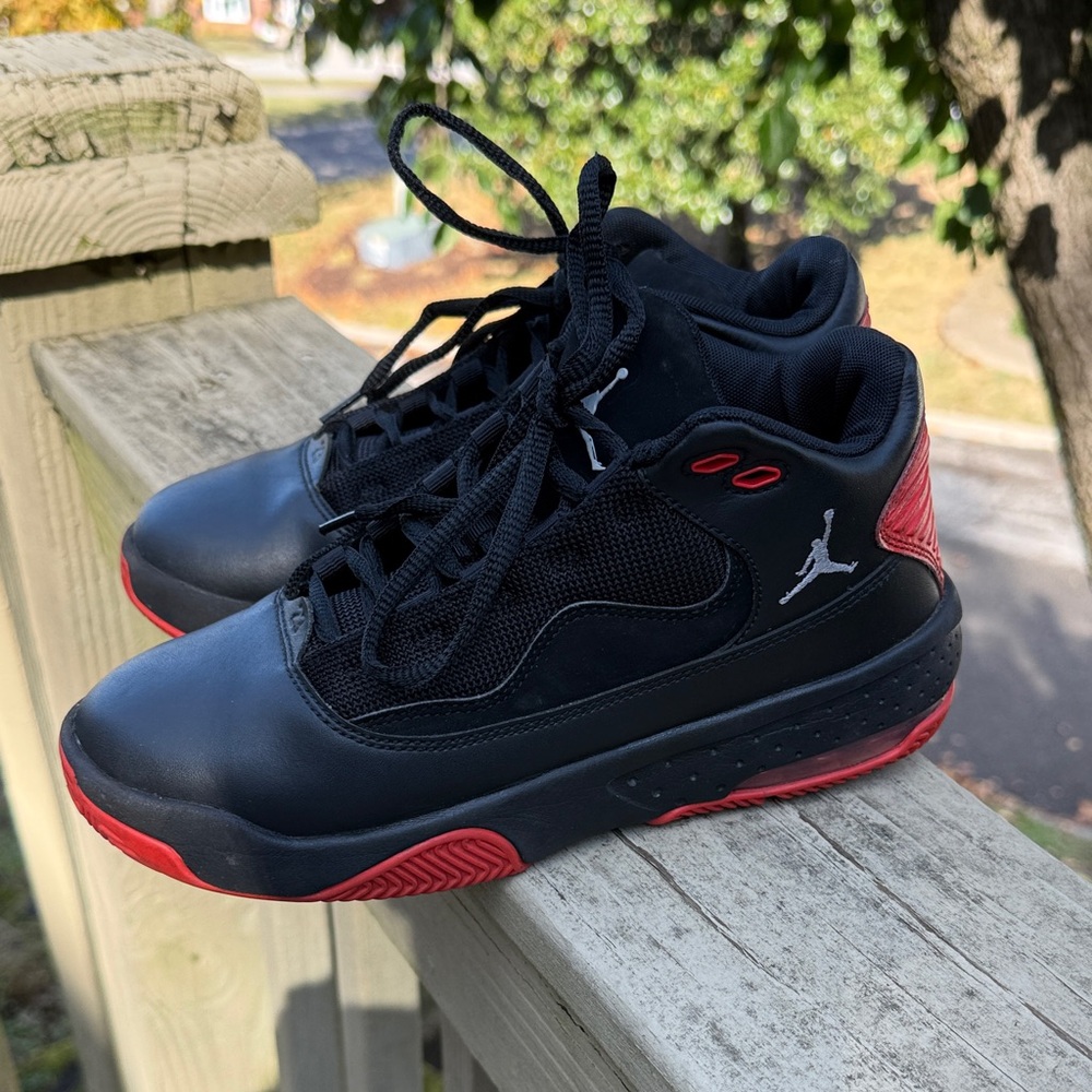 Nike Kids Jordan Max Aura 2 Black and Red Sneaker Shoes size 5y.